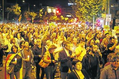 Multitudinaria manifestación con luces para pedir la liberación de los presos en Lleida.