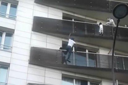 França tracta com a un heroi a l''Spiderman' malià que va salvar un nen a París