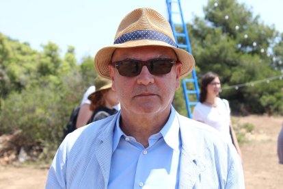 Carlos Pazos, ahir al costat de la seua escultura ‘No et prometo res’.