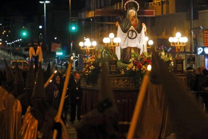 Un momento de la bendición en la iglesia de Santa Teresa de Lleida.