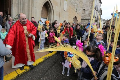 Un momento de la bendición en la iglesia de Santa Teresa de Lleida.