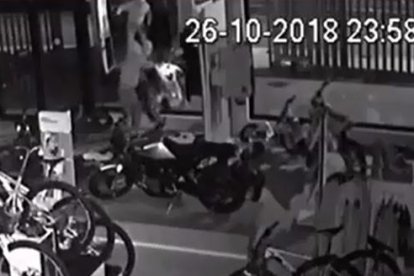Les càmeres van captar l’entrada dels lladres encastant una furgoneta a la porta.