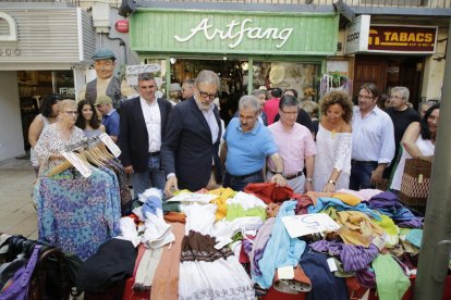 Clientes en una de les parades del Mercat de les Rebaixes de l’Eix Comercial, que va començar ahir i acabarà avui.