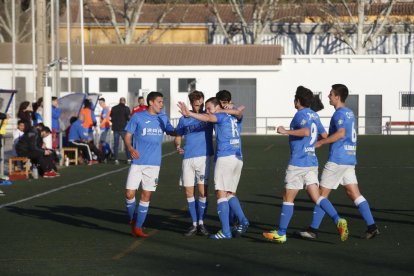 Un jugador del Lleida B i un del Viladecans pugnen pel control de la pilota al centre del camp.