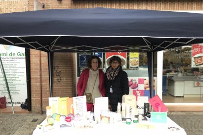 Los comerciantes se instalaron en la calle con stands.