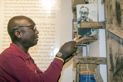 El estudioso de la obra de Manuel de Pedrolo Xavier Garcia guió ayer parte de la ruta literaria dedicada al escritor por Tàrrega.