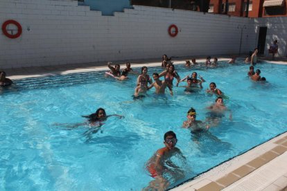 Pequeños y mayores se refrescaban ayer en la piscinas del barrio de La Bordeta.