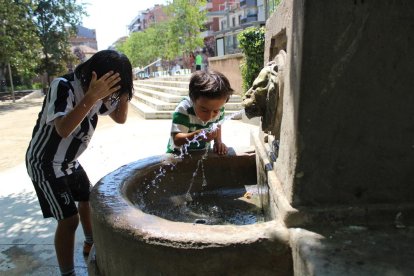 Pequeños y mayores se refrescaban ayer en la piscinas del barrio de La Bordeta.