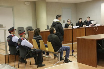 Los tres hombres aceptaron ayer las penas de dos años de prisión.