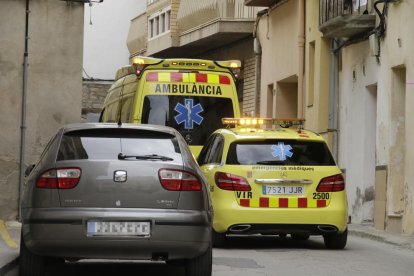 Agentes de los Mossos d’Esquadra, tomando pruebas en el lugar de los hechos, ayer, en la calle Sinoga de Aitona.
