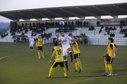 Un jugador local remata amb el porter del Balaguer batut, en una de les jugades del partit d’ahir.