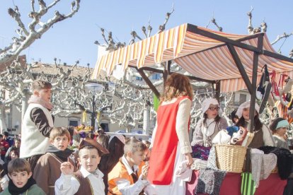 Varios tractores desfilando ayer en uno de los Tres Tombs ante miles de personas en El Pati de Tàrrega.