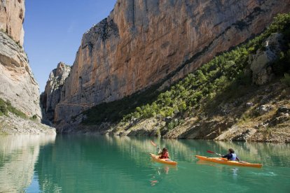 La zona d’Àger, juntament amb Organyà, es troba entre les millors del món per a la pràctica del parapent i altres esports aeris.