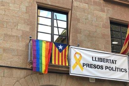La lectura del manifiesto congregó ayer a un centenar de personas ante la Paeria.