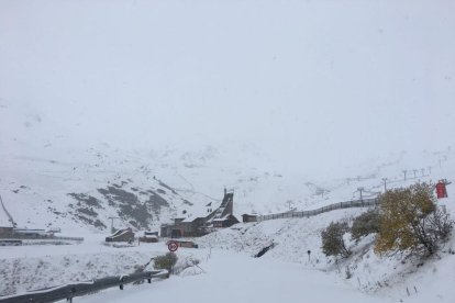 Niños jugando con la nieve en Vielha donde se llegaron a acumular casi 20 centímetros.