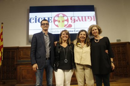 Pere Aumedes, Rosa Pujol, Isona Passola i Anna Masip, coordinadora del cicle ‘Gaudí al Territori’.