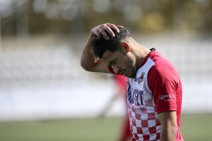 Un jugador del Balaguer pugna per la possessió de la pilota amb un rival.