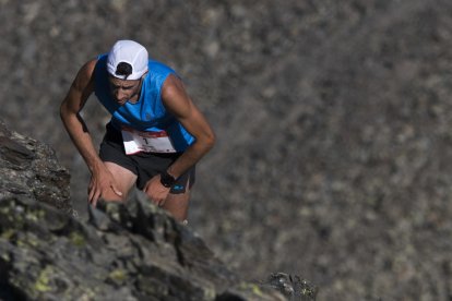 Kilian Jornet, en el momento de cruzar la meta batiendo el récord de la prueba con 2 h y 33 minutos.