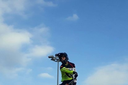 Claudia, Griselda, Alberto del Rosal, Saül i Marc a la porta de la residència Sant Anastasi.