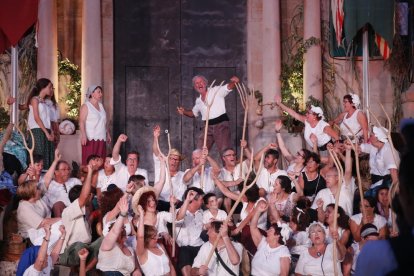 Civit y Talarn tocaron el aro de Cal Bufalà para pedir un juicio justo para los políticos presos y exiliados.