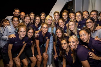 Los jugadores azulgranas celebran el segundo gol logrado por el debutante Arthur.