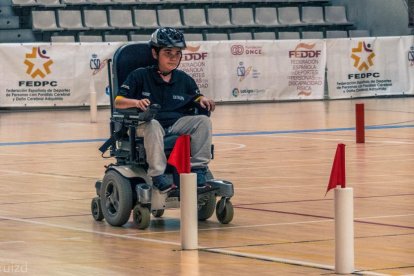 Anna Marín, primera per l’esquerra, Guillem Pérez, segon, i Oriol, cinquè, amb les seues famílies.