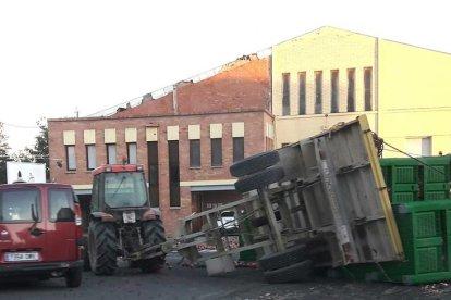 Un remolque volcó por el fuerte viento en Benavent de Segrià.
