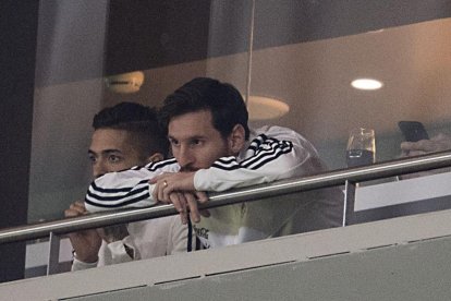 Isco, autor de un ‘hat trick’, supera al exazulgrana Mascherano ayer en el amistoso entre España y Argentina.