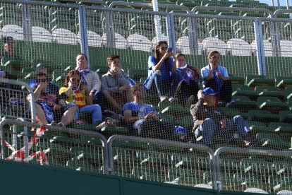 Juanto Ortuño reclama amb un gest obrint els braços entre un núvol de jugadors dels dos equips.