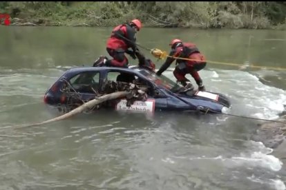 Ejercicio de rescate de los Bomberos el lunes en el río Segre a su paso por Ponts, en la Noguera.