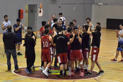 Jugadores, tècnics i directius del CB Lleida van celebrar la classificació diumenge passat al Barris Nord.