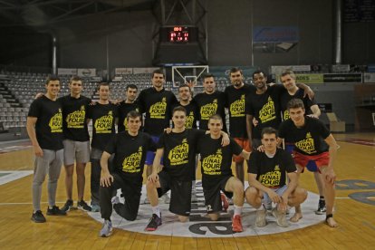 Jugadores, tècnics i directius del CB Lleida van celebrar la classificació diumenge passat al Barris Nord.