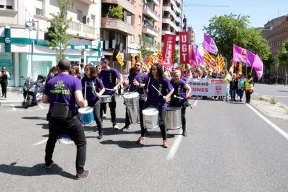 La manifestació, que aquest any va canviar el recorregut pels carrers del centre de la capital del Segrià, va congregar unes 400 persones.
