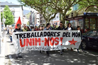 La manifestació, que aquest any va canviar el recorregut pels carrers del centre de la capital del Segrià, va congregar unes 400 persones.