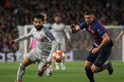 Messi celebra eufòric amb els companys l’extraordinari gol de falta que va significar el 3-0.