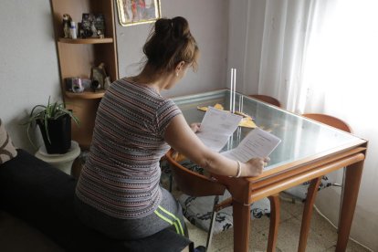 Imatge d’edifici amb cartell de lloguer de pis.