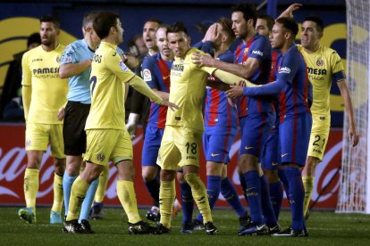 Piqué es lamenta després de rebre un cop al pit.