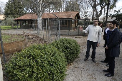 El conseller de Territorio y Sostenibilidad, Damià Calvet, colocó ayer la primera piedra de la planta.