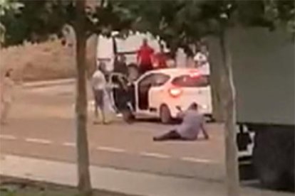 El jove va sortir del cotxe i va agredir un veí per després envestir-ne d’altres a la terrassa.