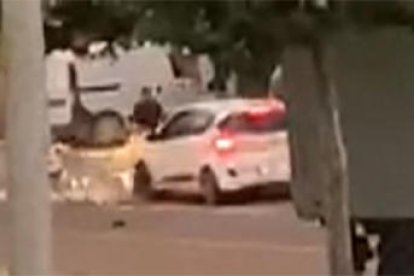 El jove va sortir del cotxe i va agredir un veí per després envestir-ne d’altres a la terrassa.