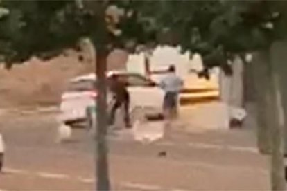 El jove va sortir del cotxe i va agredir un veí per després envestir-ne d’altres a la terrassa.