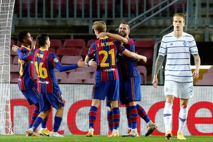 Dest, que va recuperar la titularitat, intenta anar-se’n d’un rival.