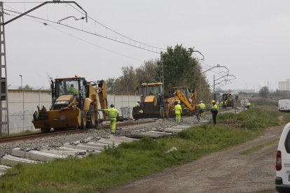 Maquinària pesant i operaris amb mascaretes reparen la línia de Manresa al seu pas per Lleida.