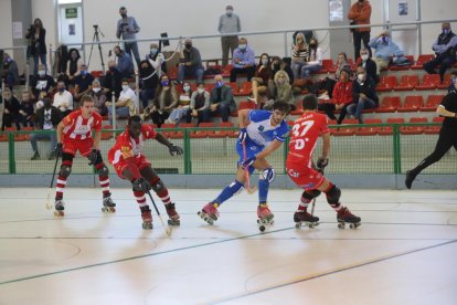 Oriol Vives intenta de manera infructuosa batir a Jaume Llaverola, que fue clave al detener dos penaltis a los listados.