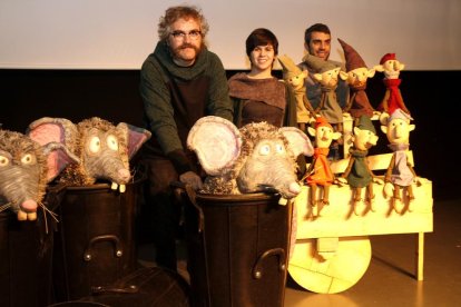 Larrosa, entre Oliveres i Troguet, al costat de Parra i alguns dels representants de la indústria cultural.