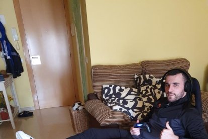 Maikel, reposando en el salón de su casa, ya pudo ayer entrenarse con su equipo de forma telemática.