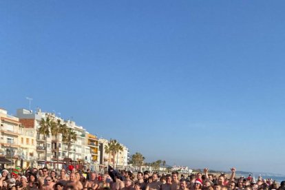 L’Home dels Nassos es va fotografiar amb els més petits en la seua aparició l’últim dia de l’any.