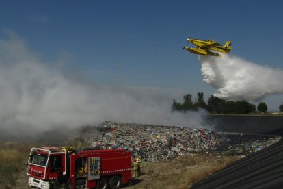 Momento de una de la descargas de agua que hizo un de los dos hidroaviones de los Bomberos.
