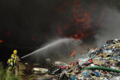 Momento de una de la descargas de agua que hizo un de los dos hidroaviones de los Bomberos.