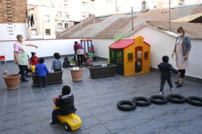 Alguns dels pares i mares mobilitzats contra la pujada de la quota de les guarderies municipals.